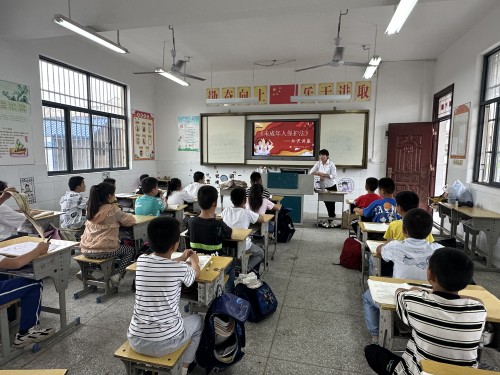 7政治部主任易文杰——朋兴乡涂河小学.jpg