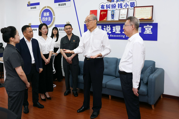 调研组在武汉市江岸区社会治安综合治理中心调研。.jpg