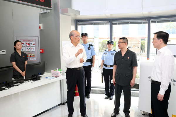 调研组在武汉市武昌区人民法院水果湖人民法庭调研。.jpg