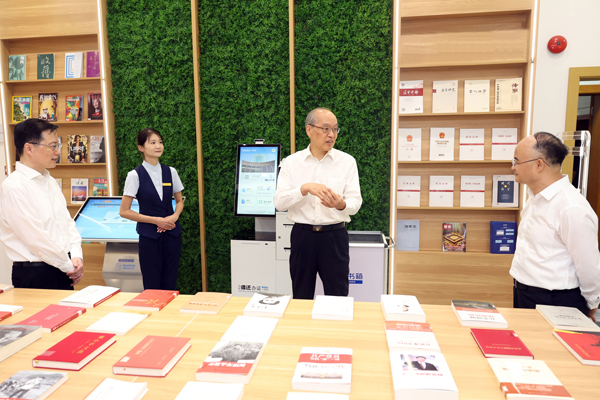 调研组在湖北省高级人民法院调研。.jpg