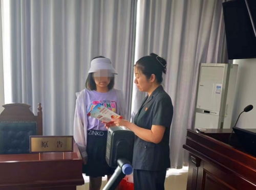 现场讲解家庭教育令.jpg 现场讲解家庭教育令.jpg